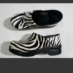 L12eDansko Zebra Black/White Patent Leather